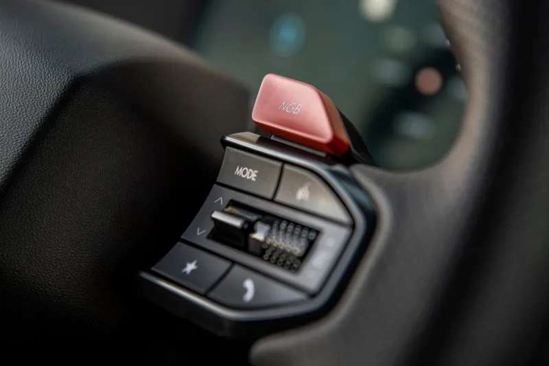 Cuando comencé a manejar vehículos eléctricos asumí que serían aburridos y poco deportivos. Por suerte, me equivoqué y el Hyundai IONIQ 5 N 2025 me ha demostrado -una vez más- que se puede ser eléctrico, divertido, eficiente y práctico.