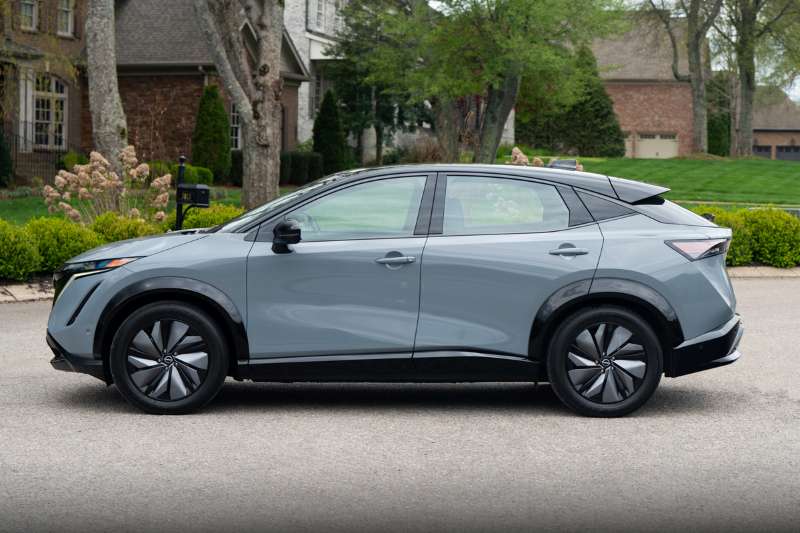 Nissan Ariya Platinum+, lineas fluidas