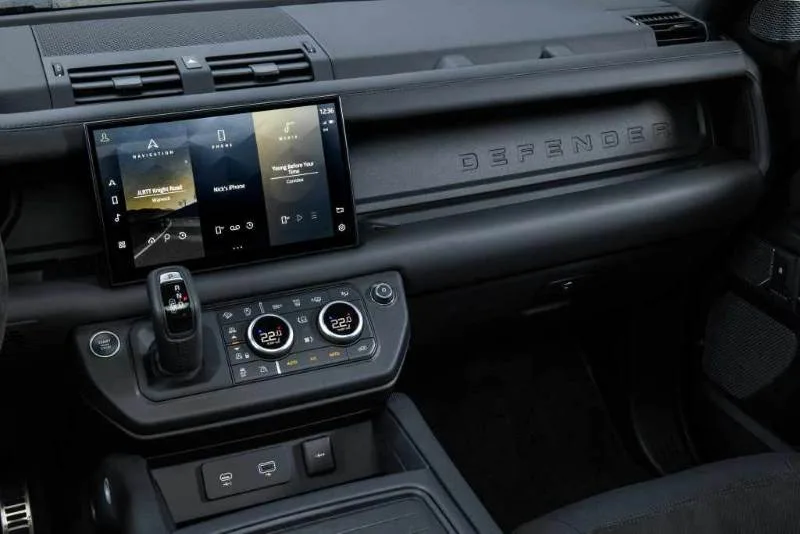 Pantalla y controles al alcance de la mano.