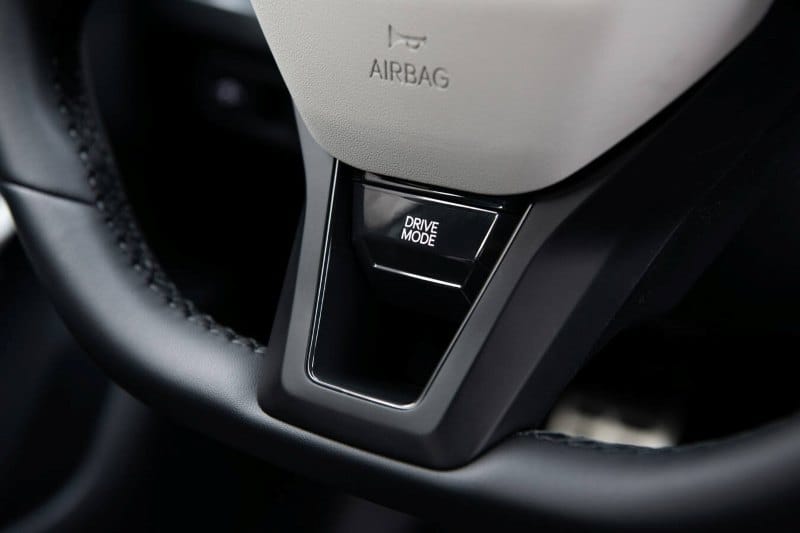 Detalles en el volante del Kia K4