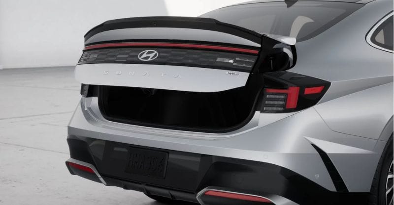 El aleron y los escapes del Hyundai Sonata Hibrido destacan a simple vista.