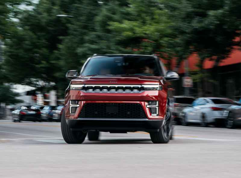 El Jeep Grand Wagoneer es un SUV de gran tamaño que con sus tres filas de asientos está listo para transportar cómodamente hasta ocho pasajeros.